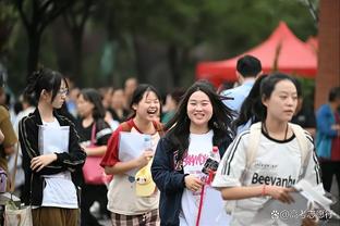 都是蔡老板的队！自由人球星斯图尔特现身巴克莱中心观看篮网比赛